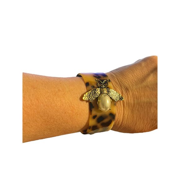 Amrita Singh Resin Bee Cuff Faux Tortoise Gold Tone Bug Faux Pearl 6.5 - Picture 6 of 6